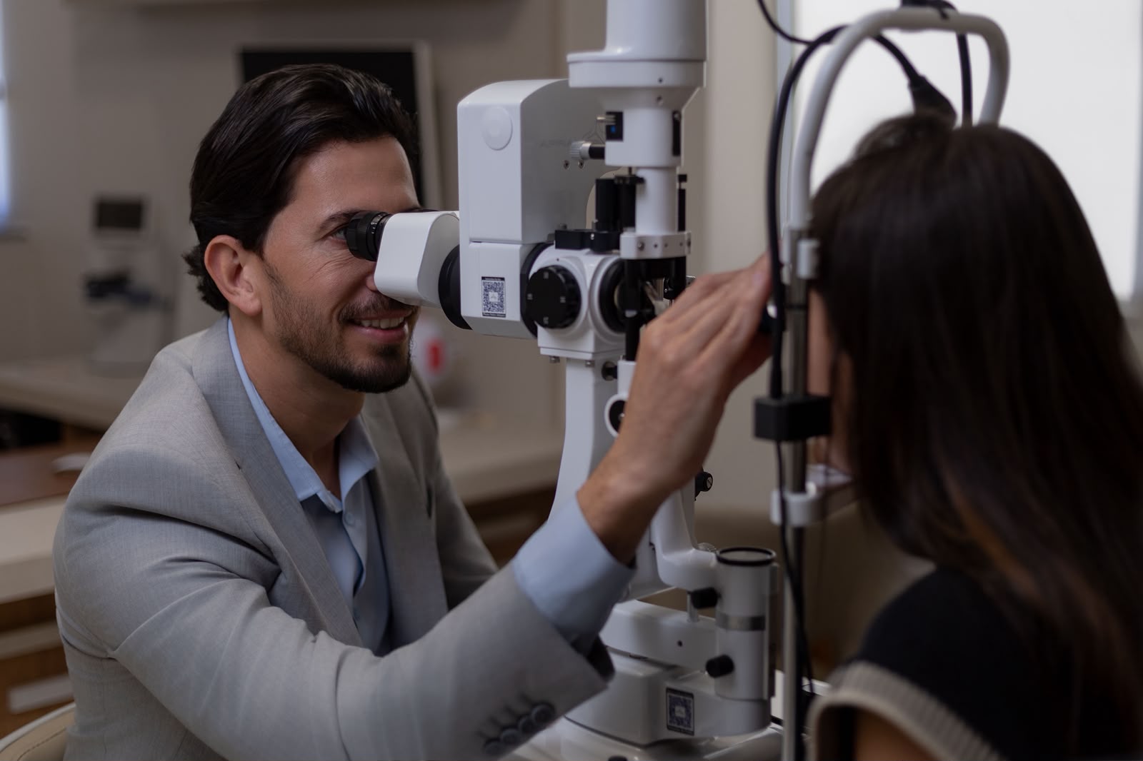 Dr. Bruno Guedes realizando exame oftalmológico